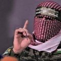 لو موند: أبو عبيدة .. صوت "حماس" المنتشر في كل مكان على الشاشات الفلسطينية
