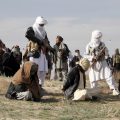 نيويورك تايمز: نقل عملاء الولايات المتحدة من افغانستان إلى دول أخرى بانتظار سفرهم